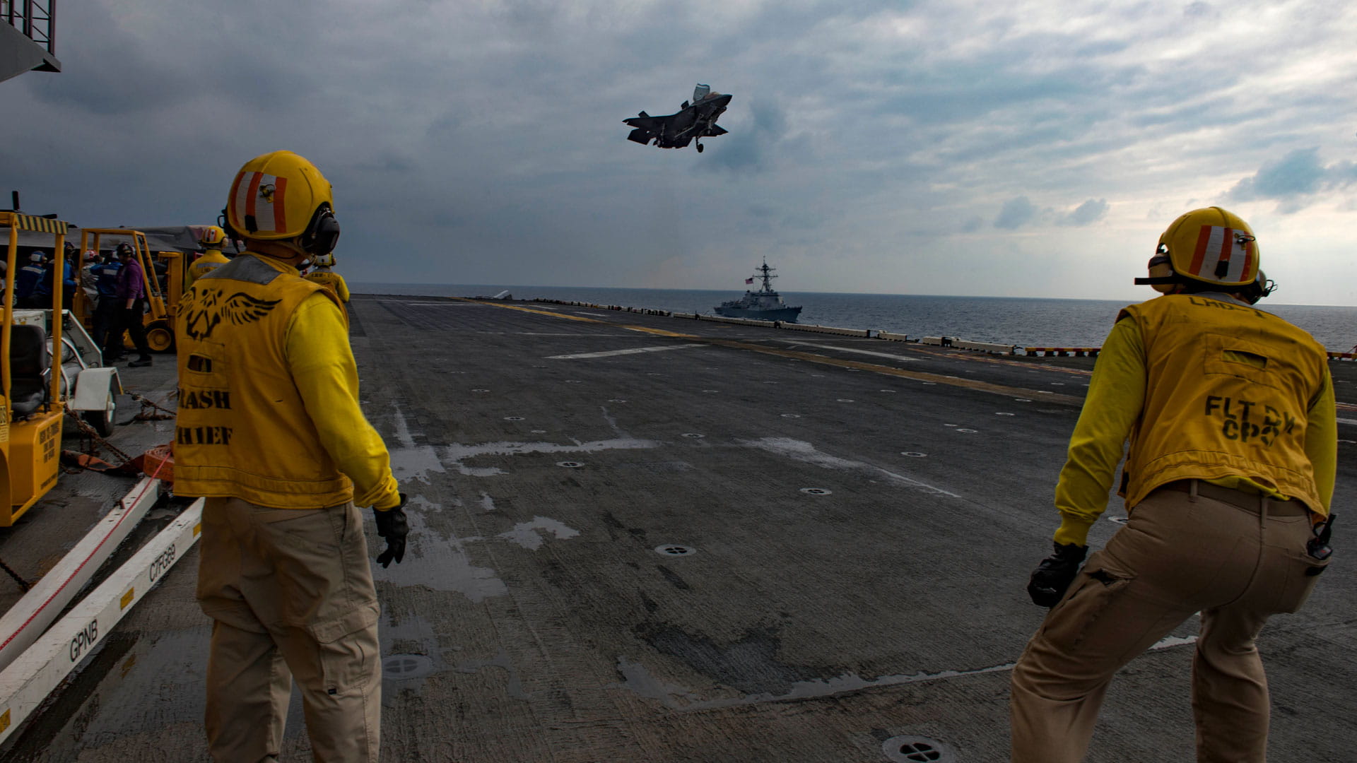 An F-35B Lightning II assigned to Marine Fighter Attack Squadron (VFMA) 121 takes off from the amphibious assault ship USS Wasp (LHD 1) following an expeditionary strike exercise in the Philippines on April 18, 2018. Photo by Mass Communication Specialist 1st Class Jessica Bidwell/Released