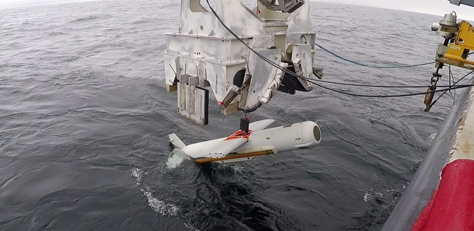 The AN/AQS-20 Minehunting Sonar enters the water. (Photo: US Navy)